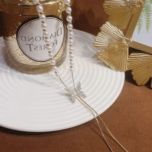 Collier perles en Y avec pendentif papillon scintillant et longues franges dorées