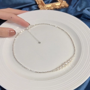 Elegant s925 silver necklace with gradient freshwater pearls on a white ceramic plate