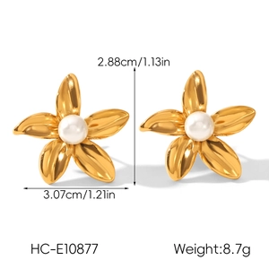Detailed size and weight specs for 18k gold flower earrings with center pearls