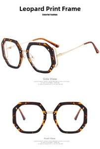 Detailsicht der mehreckigen Brille in Schildpatt-Optik mit goldenen Metallbügeln