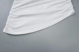 Détail de ce débardeur blanc avec fronces latérales réglables et coutures de finition