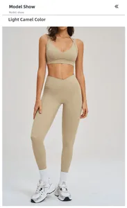 Dettaglio del set yoga color cammello chiaro con vita a V e tasche laterali pratiche