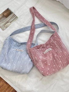 Sacs fourre-tout en velours bleu et rose à motif cœur avec étiquette By sozakka