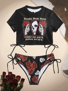 Maillot de bain gothique avec imprimé crâne et roses rouges posé à plat