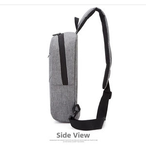 Seitenansicht der grauen Brusttasche aus mattem Stoff mit schwarzem Reißverschluss