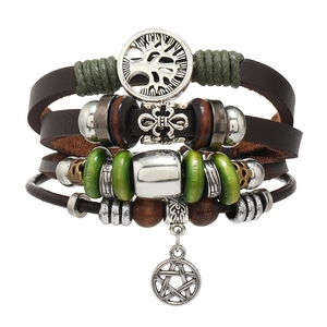 Detail eines mehrlagigen Lederarmbands mit Lebensbaum und Sternanhängern im Vintage-Stil