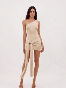 Elegant one-shoulder knit mini dress in beige with waist tie and slim fit silhouette