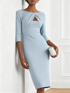 Detalle de vestido ajustado azul claro con nudo delantero y mangas de tres cuartos