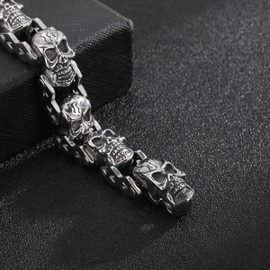 Vue détaillée d'un bracelet punk tête de mort argenté avec finition texturée vintage