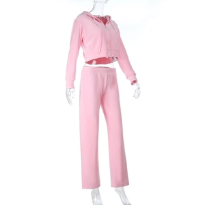 Dettaglio della tuta sportiva rosa a due pezzi con felpa corta e pantaloni a gamba larga