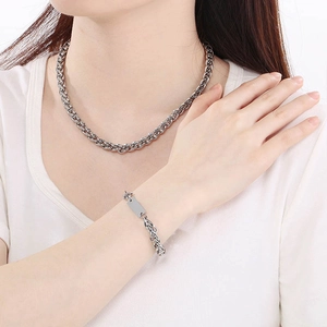 Detailansicht eines Sets aus Halskette und Armband mit quadratischem Anhänger aus Edelstahl