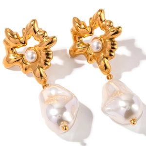 Golden flower earrings with irregular baroque pearls and minimalist hooks