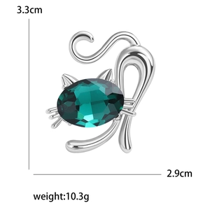 Silver cat brooch with green crystal gem, 3.3cm height and 2.9cm width dimensions