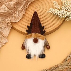 Détail d'un porte-couverts gnome marron avec bois de renne pour décoration de table Noël
