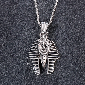 Gros plan d'un pendentif pharaon égyptien argenté avec détails sur une chaîne torsadée