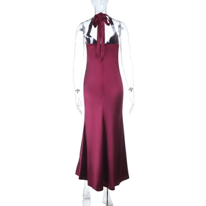 Détail du dos nu licou sur la robe longue élégante en satin de couleur bordeaux