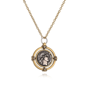 Détail macro du pendentif pièce romaine antique avec relief d'Athéna et accents dorés