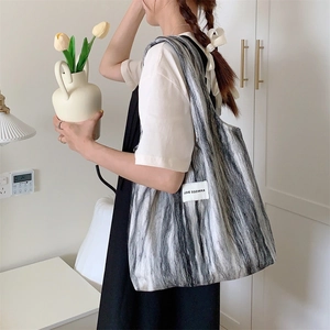 Grand sac fourre-tout à rayures noires et blanches avec étiquette textile LOVE SOZAKKA