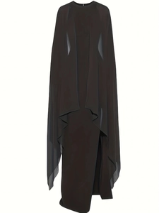 Détail d'une robe de soirée noire avec cape intégrée fluide et décolleté rond élégant