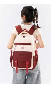 Vue arrière d'un sac à dos en nylon crème et bordeaux avec compartiments zippés multiples
