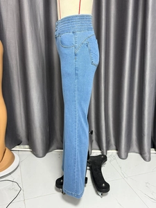 Détail du jean bleu clair à taille haute et jambes larges avec poches sur mannequin