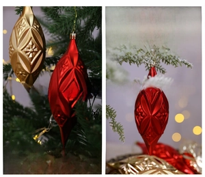 Détails de suspensions de Noël en forme de stalactites rouges et dorées texturées