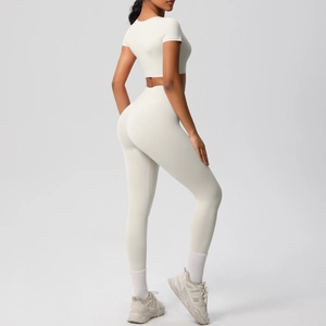 Vue détaillée du dos d'un ensemble de yoga blanc en nylon avec haut et legging