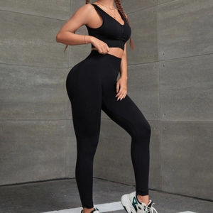 Ensemble de yoga noir sans couture avec soutien-gorge froncé en V et legging gainant