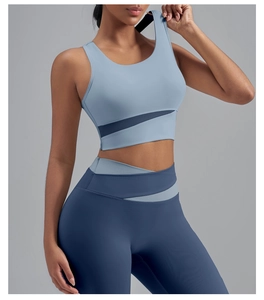 Gros plan sur le soutien-gorge de sport et le legging avec design patchwork bleu