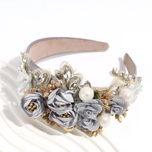 Détails d'un serre-tête baroque fait main avec perles et roses en tissu gris