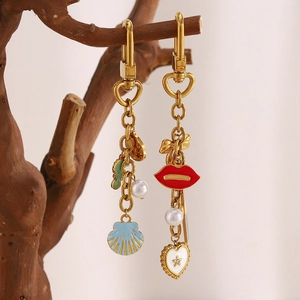 Porte-clés chic en acier inoxydable doré 18 carats avec breloques émaillées et perles