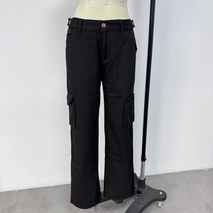 Detail der schwarzen Cargo-Jeans mit seitlichen Pattentaschen und robustem Arbeitsstoff
