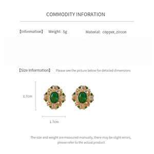 Détails de boucles d'oreilles losanges plaquées or avec zircons verts et tiges en argent