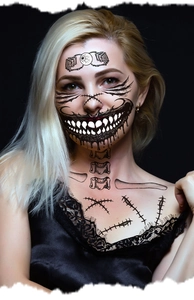 Détail de tatouages temporaires de crâne et cicatrice d'Halloween sur un mannequin