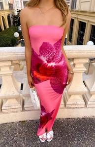 Detail of pink floral strapless maxi dress featuring vibrant patterns and slim fit texture