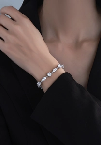 Dettaglio del bracciale in argento S925 con zirconi scintillanti tondi e marquise