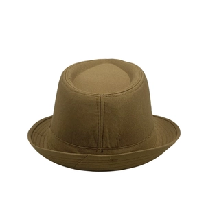 Gros plan détaillé d'un chapeau fedora marron de style britannique avec sommet plat uni