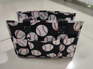 Dettaglio delle cuciture a X rinforzate sui manici della borsa con motivo a baseball nero