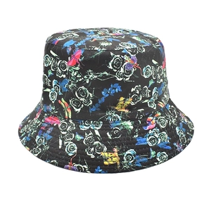 Vue détaillée d'un bob avec des motifs de roses, de papillons et de libellules