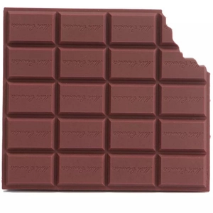 Simpatico mini taccuino a forma di cioccolato con texture cioccolato al latte su fondo bianco