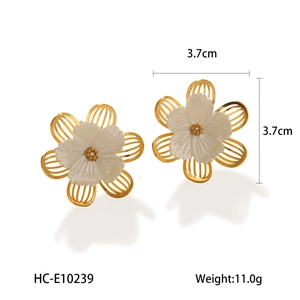 Detailed view of 18k gold plated flower stud earrings with size and weight info