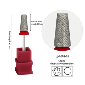 Macro detail van grove wolfraamstaal nagel freesbit met professionele rode ring