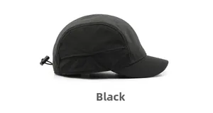Dettaglio cappellino 5-panel nero ad asciugatura rapida con coulisse elastica regolabile