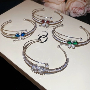 Dettaglio macro di bracciali a farfalla a tre strati con pietre di zircone brillanti