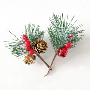 Détail d'aiguilles de pin avec baies rouges, pommes de pin et cloches sur branche