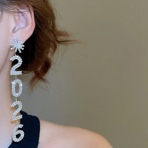 Gros plan de boucles d'oreilles pendantes strass 2026 étincelantes portées par un mannequin
