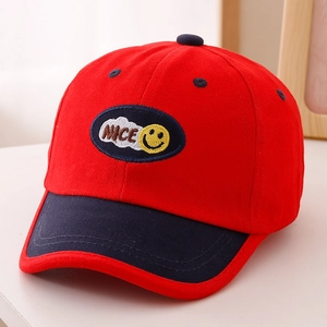 Dettaglio cappellino da baseball per bambini bicolore con ricamo sorriso Nice