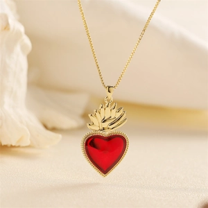 Collier élégant en or avec pendentif cœur rouge et flamme sur tissu doux