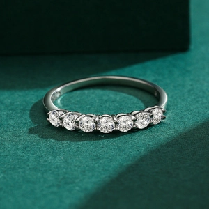 Anello minimalista in argento sterling S925 con sette pietre di zirconia cubica tonde