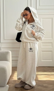 Détail de l'ensemble gris avec broderie de lettres sur le sweat et le jogging